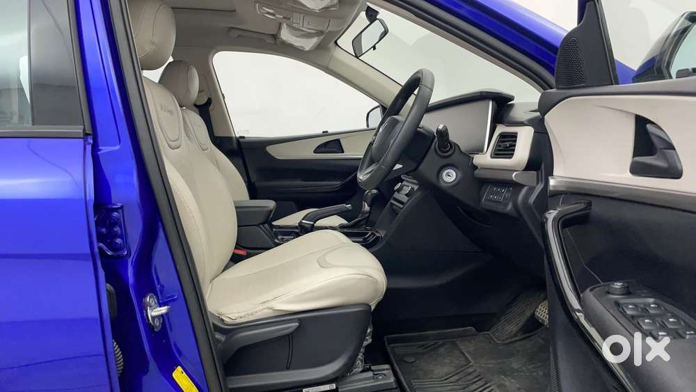 Mahindra Xuv700 2.0 Ax 5 Petrol At Str, 2022, Petrol