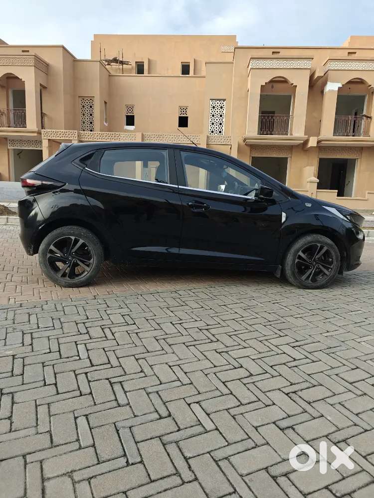 Tata Altroz Dark Edition– Excellent Condition, Company Serviced