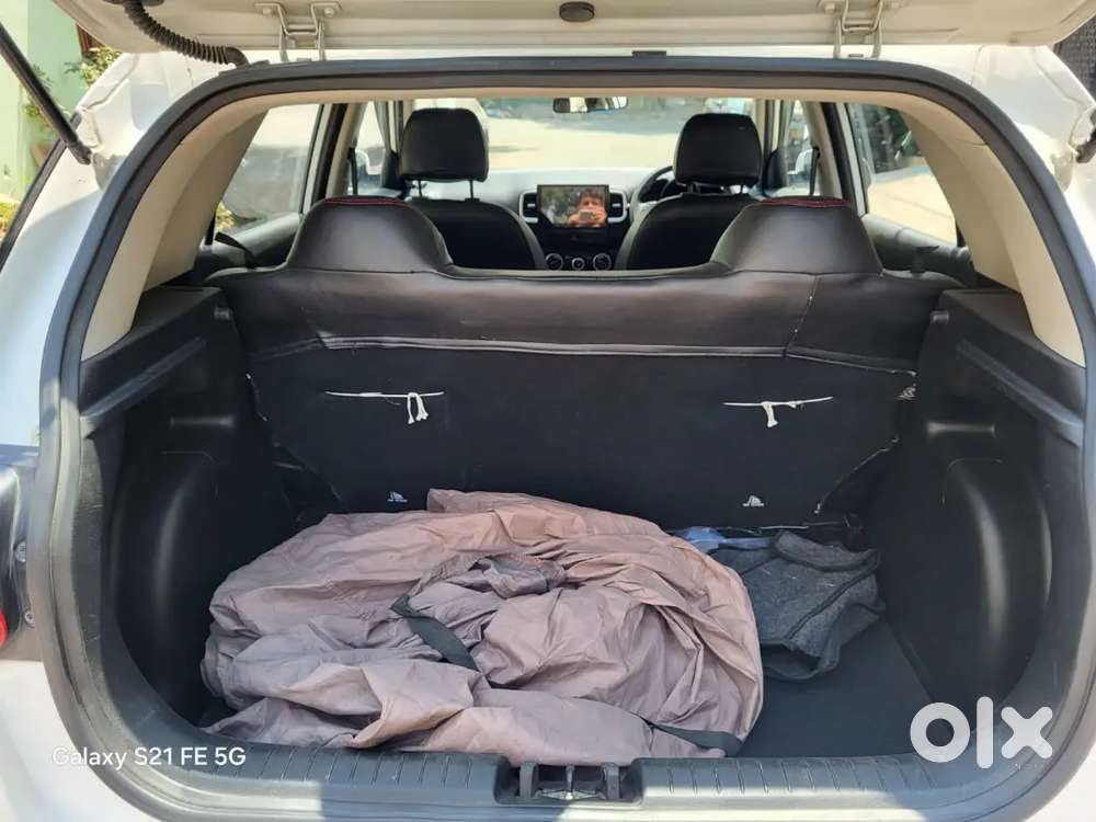 Only 43,000 Kms Hyundai Venue Petrol 2021