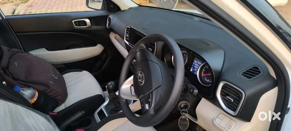 Hyundai Venue 2022 Petrol 6151 Km Driven