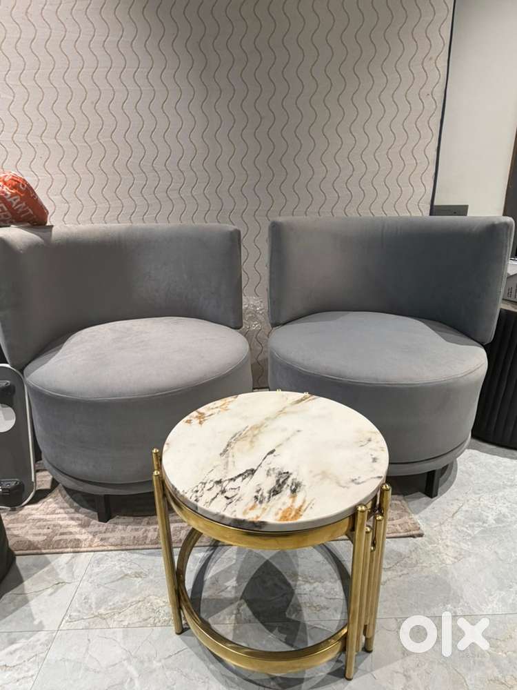 Lounge chairs with center table
