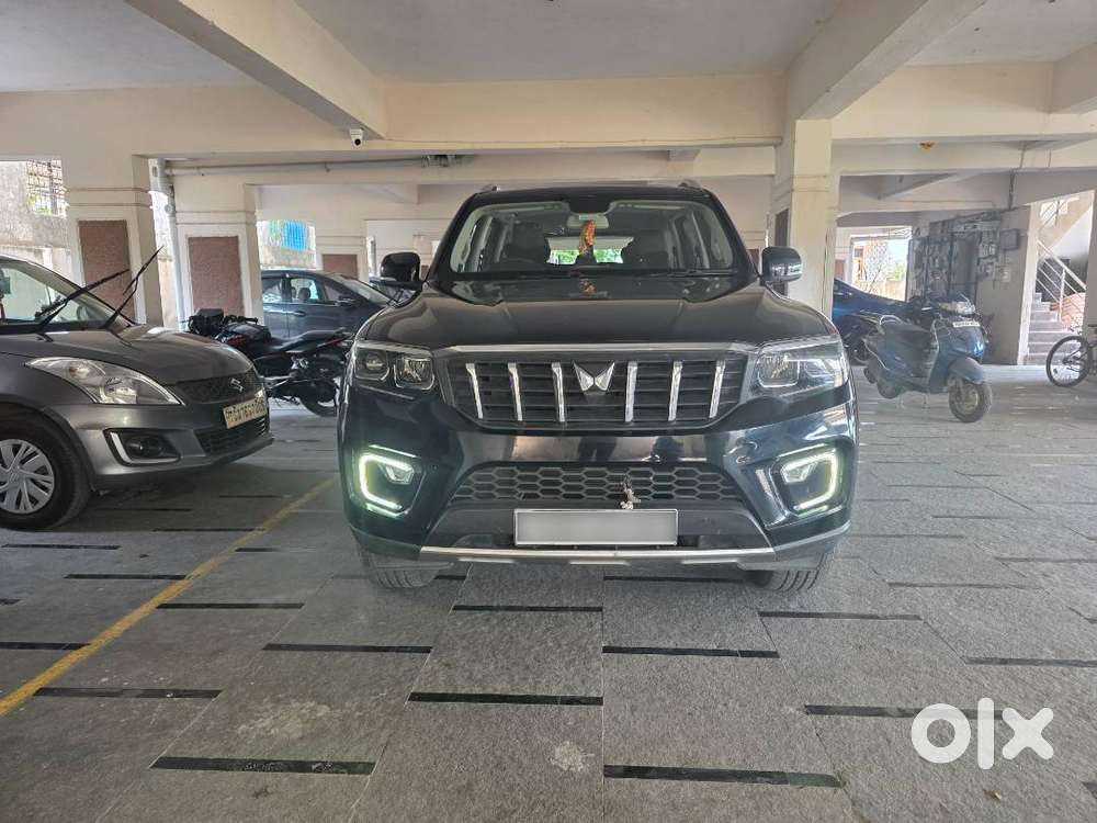 2022 Scorpio-n Z8 Petrol At  Black  Single Owner  Non-accident