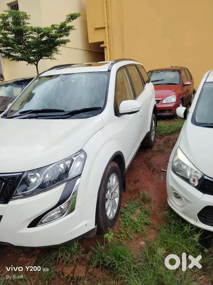 Xuv 500 W10 Sunroof Model