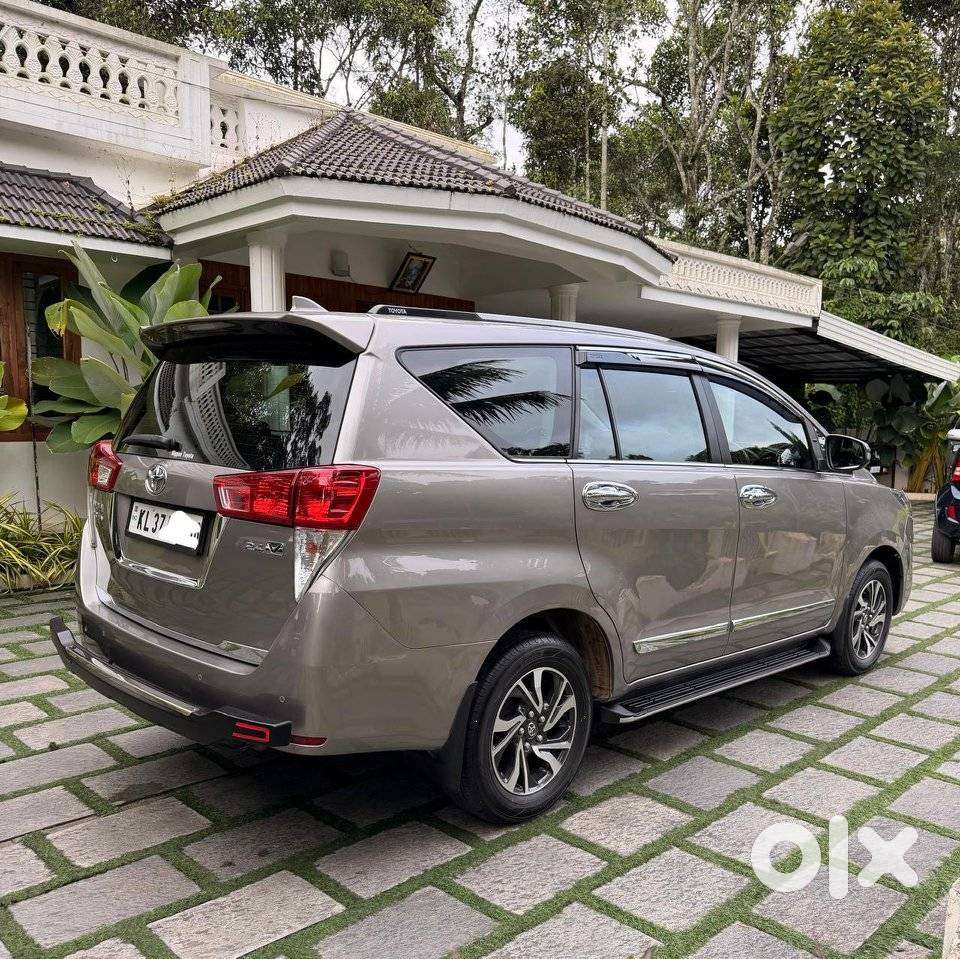 Toyota Innova Crysta 2.4 V, 2023