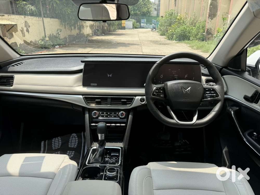 Mahindra Xuv700 2.0 Ax 7 Petrol At Luxury Pack Str, 2025, Petrol