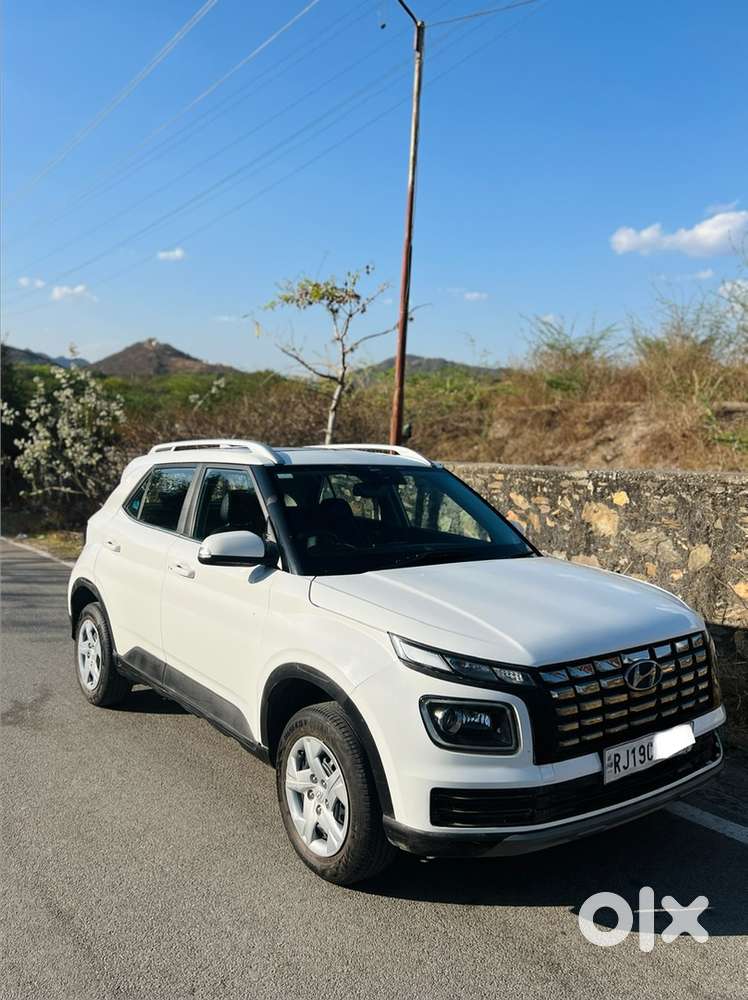 Hyundai Venue 2023 Petrol Well Maintained