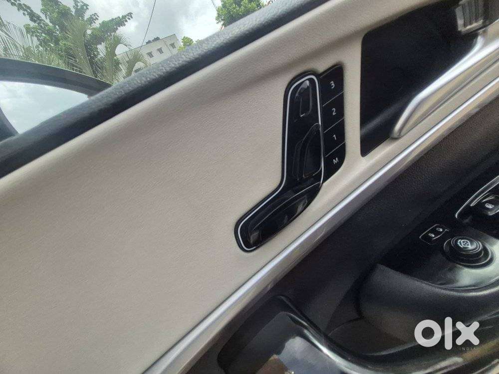 Mahindra Xuv700 2.0 Ax 7 Petrol Mt Str, 2024, Petrol