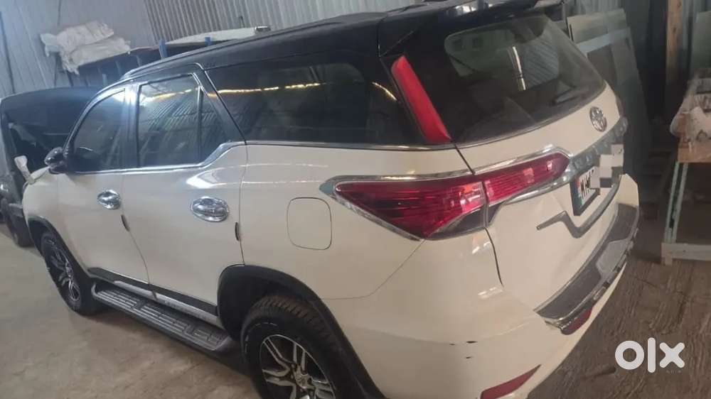 Toyota Fortuner Legender 2017 Diesel 180000 Km Driven