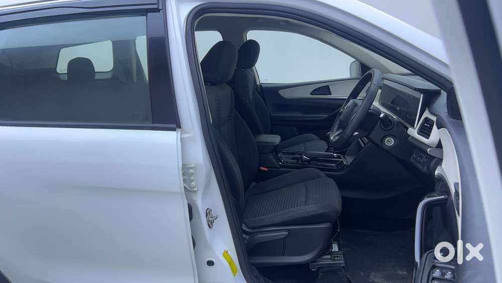 Mahindra Xuv700 2.0 Ax 5 Petrol Mt 7 Str, 2022, Petrol