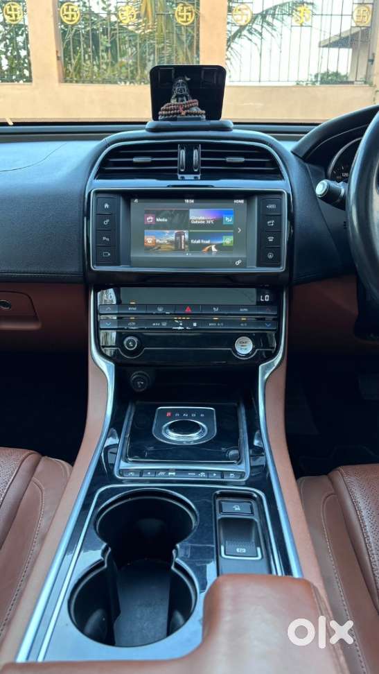 Jaguar Xe Portfolio, 2017, Petrol