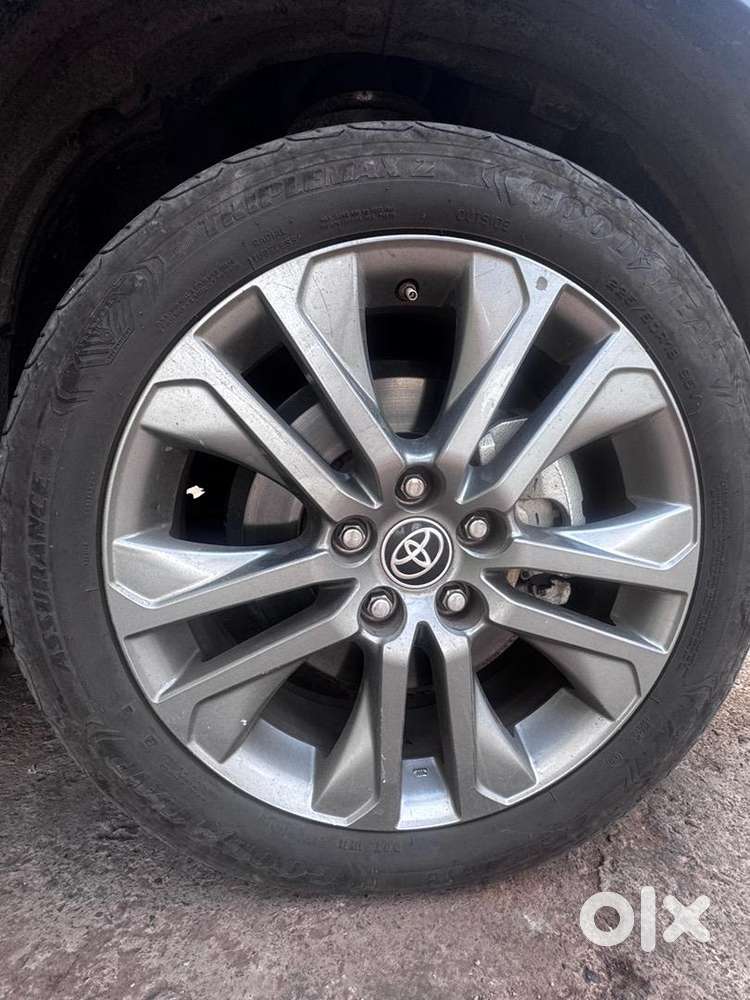 Toyota Innova Hycross