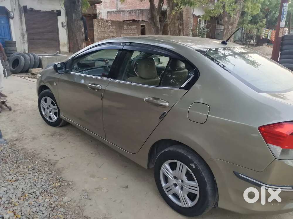 गाड़ी एकदम मेन्टेन है गाड़ी में एक भी रुपए का काम नहीं है