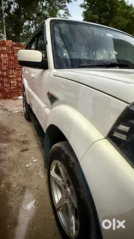 Mahindra Scorpio S6 Plus Hybrid 2017