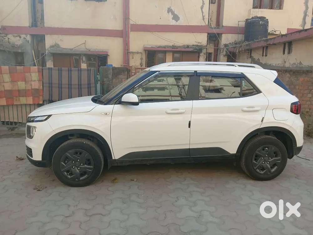 Hyundai Venue 2024 August Petrol, Only 8700 Km Driven. Price 750000
