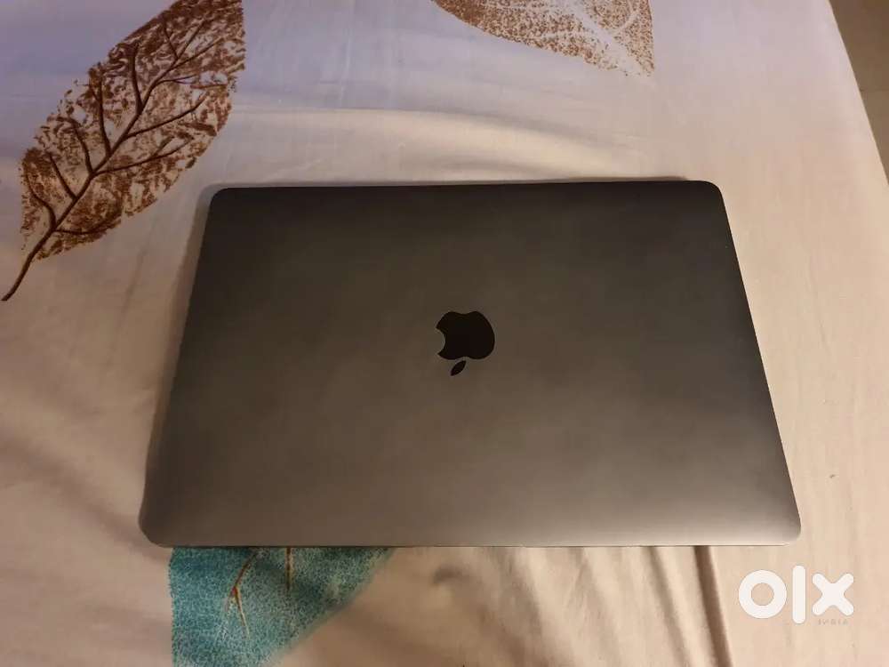 Selling Apple Macbook Air M1 256GB Silver With Original Charger