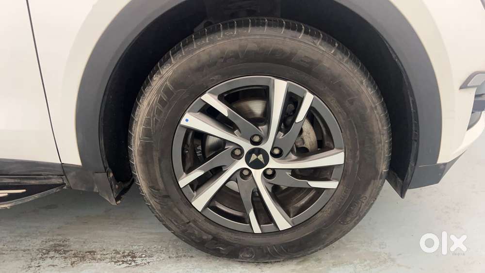 Mahindra Xuv700 2.0 Ax 5 Petrol Mt 7 Str, 2025, Petrol