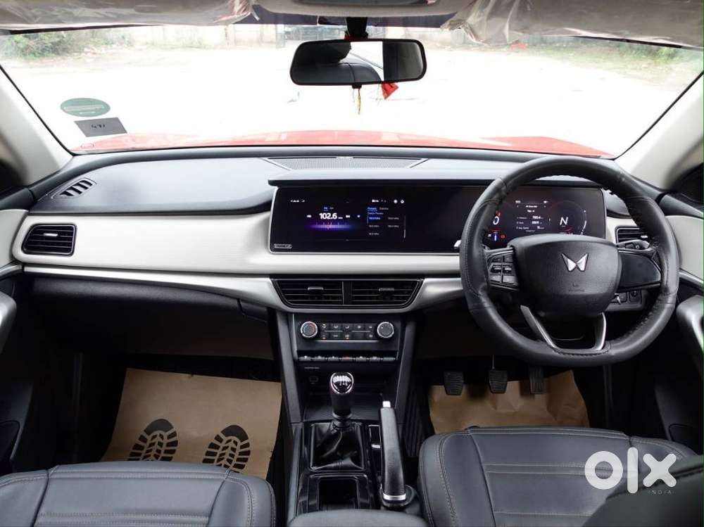 Mahindra Xuv700 2.0 Ax 3 Petrol Mt 5 Str, 2022, Petrol