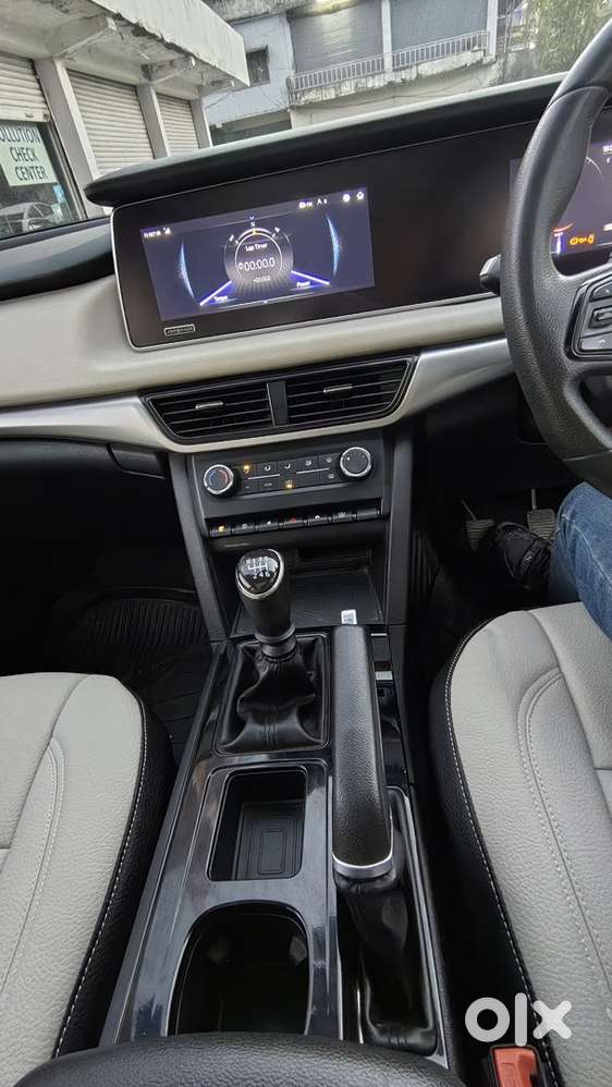 Mahindra Xuv700 Petrol 2022 Variant