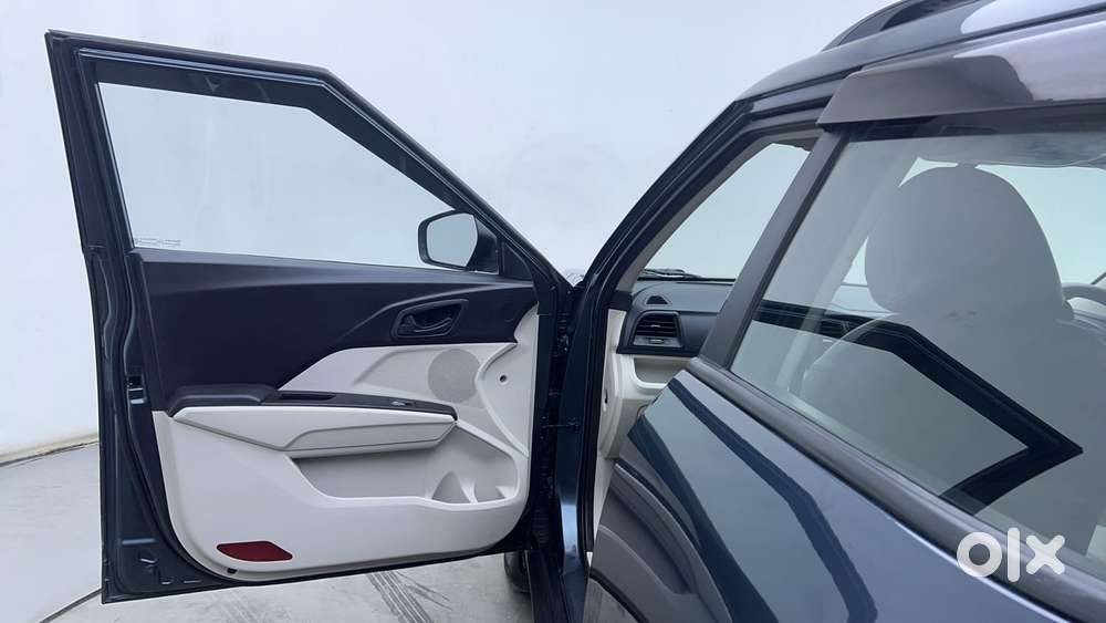 Mahindra Xuv300 1.2 W6 Amt Petrol, 2023, Petrol