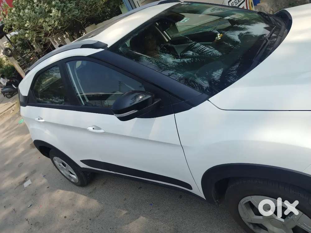 Tata Nexon 2025 Petrol 9000 Km Driven No Scratch With 3rd Free Service