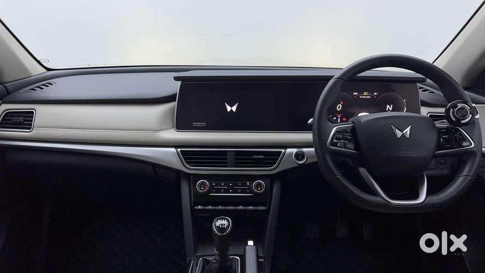 Mahindra Xuv700 2.0 Ax 7 Petrol Mt Str, 2022, Petrol