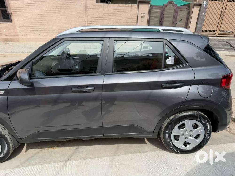 Hyundai Venue 2021 Petrol 8800 Km Driven
