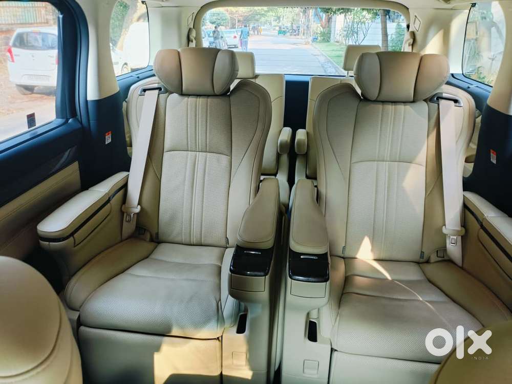 Toyota Vellfire 2.5 Executive Lounge, 2023, Petrol