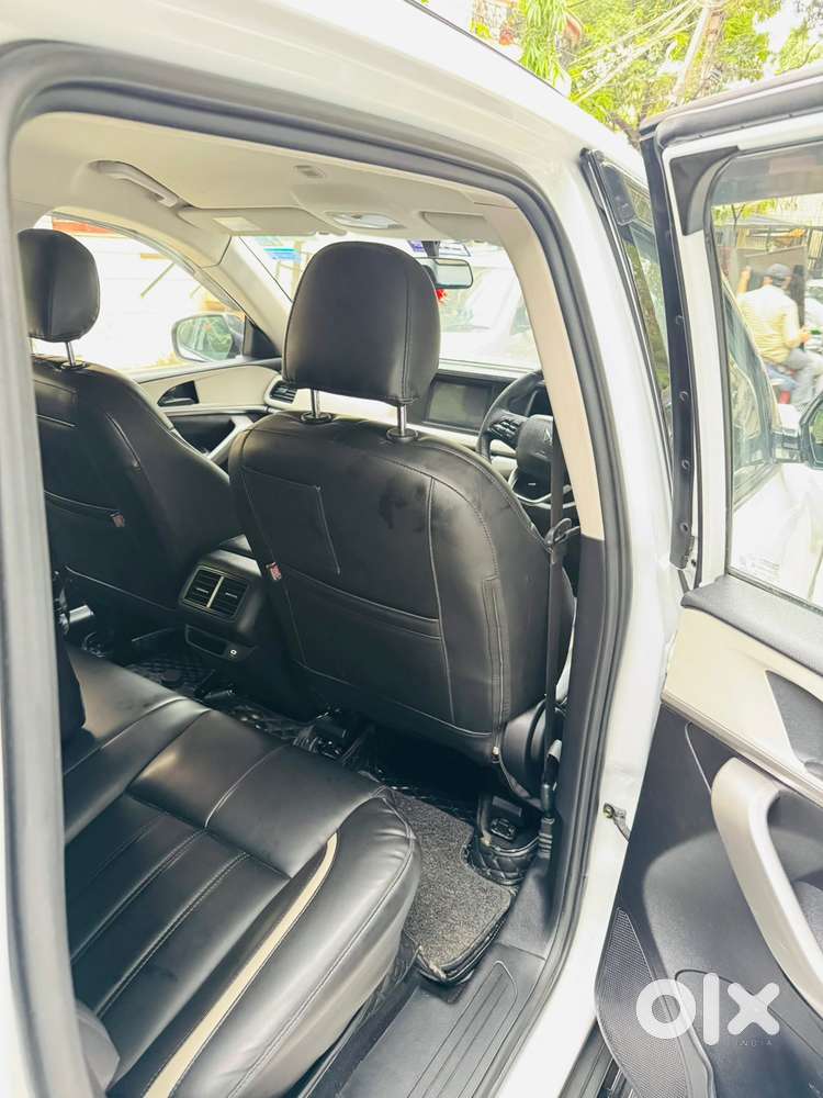 Mahindra Xuv700 2.0 Mx Petrol Mt 5 Str, 2023, Petrol