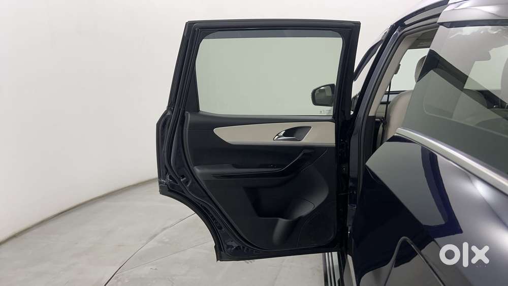 Mahindra Xuv700 2.0 Ax 7 Petrol Mt Str, 2023, Petrol