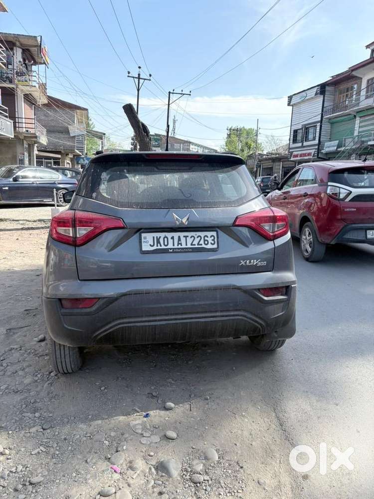 Mahindra Xuv300 2023 Petrol Well Maintained