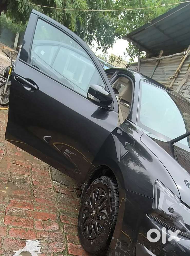 Black Allow With R15 Tyre Maruti Suzuki Dzire 1.2 November  2025