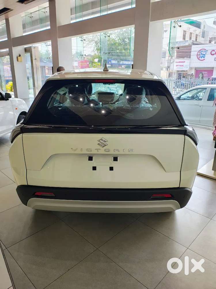 Victoris Lxi Cng White New Showroom Car 0 Km