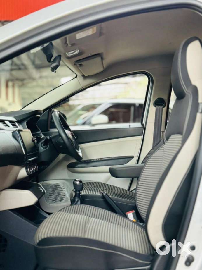 Renault Triber Rxz, 2024, Petrol