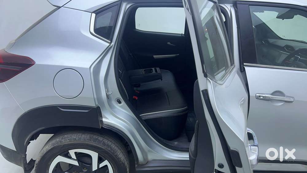 Nissan Magnite 1.0 Xv Premium, 2022, Petrol