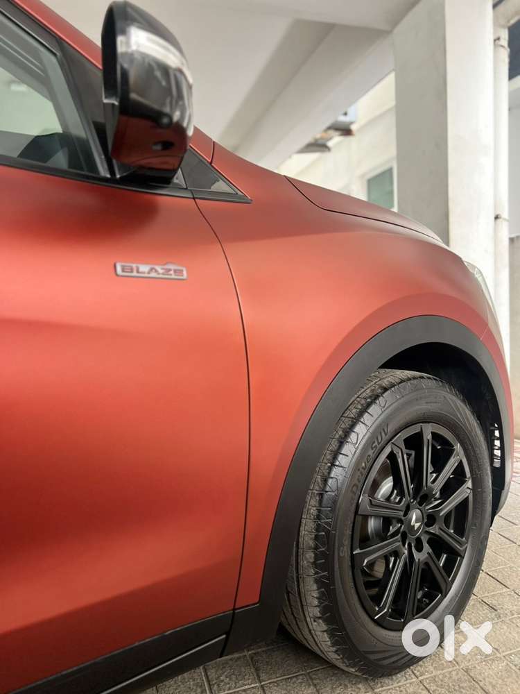 2024 Mahindra Xuv700 7 Seater Petrol Ax7l Blaze Variant