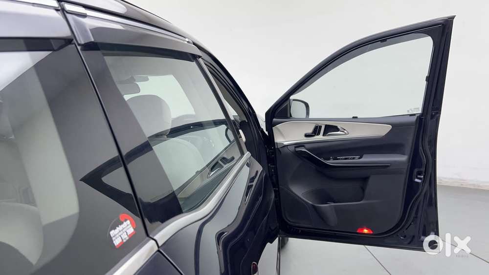Mahindra Xuv700 2.0 Ax 7 Petrol At Str, 2024, Petrol