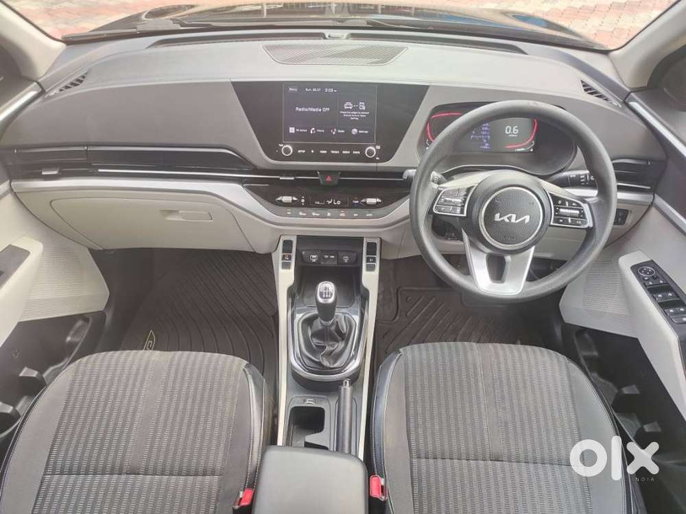 Kia Carens, 2023, Petrol
