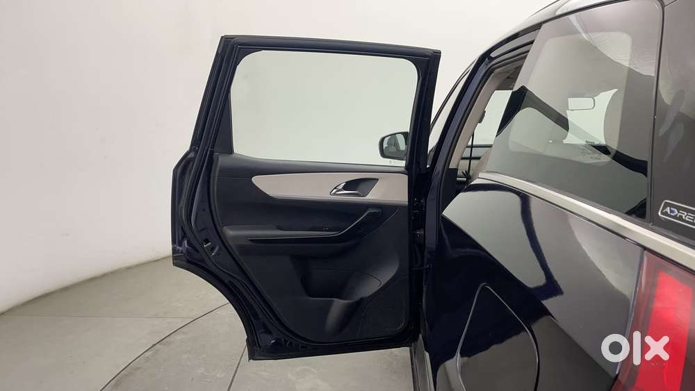 Mahindra Xuv700 2.0 Ax 7 Petrol At Str, 2022, Petrol