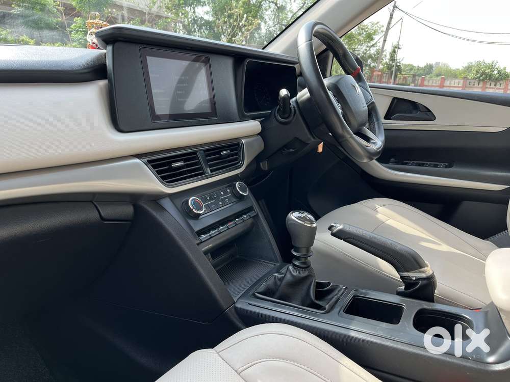 Mahindra Xuv700 Ax 5 Petrol Mt 7 Str (e), 2023, Petrol
