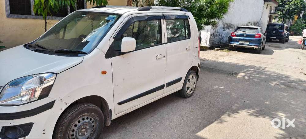 सेंट्रल लॉकिंग पावर विंडो नवंबर 2014 का मॉडल सारे टायर्स नए हैं और भी