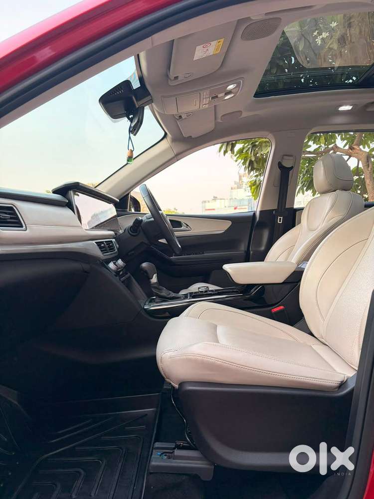 Mahindra Xuv700 2.0 Ax 7 Petrol At Str, 2023, Petrol