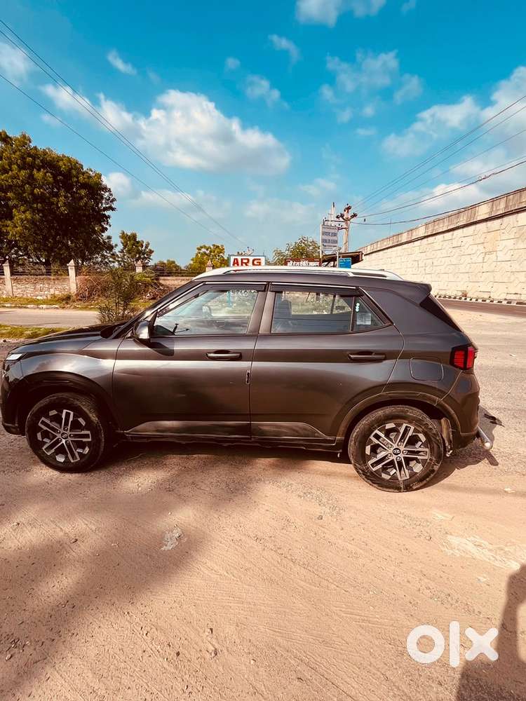 Hyundai Venue 2023 Petrol Well Maintained