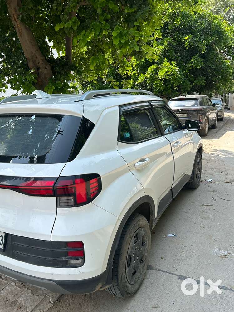 Hyundai Venue Petrol 2025 April