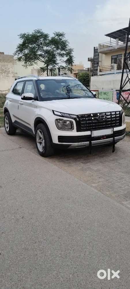 Hyundai Venue 2024 Petrol 9700 Km Driven
