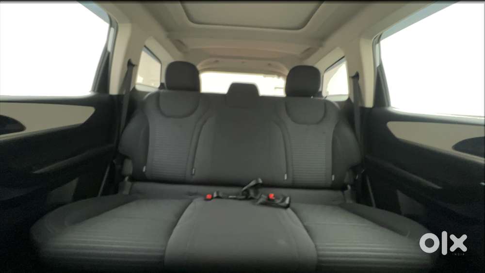 Mahindra Xuv700 2.0 Ax 5 Petrol Mt Str, 2022, Petrol