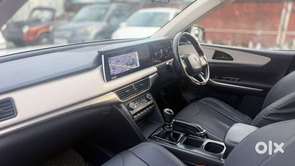 Mahindra Xuv700 2.0 Ax 3 Petrol Mt 5 Str, 2022, Petrol