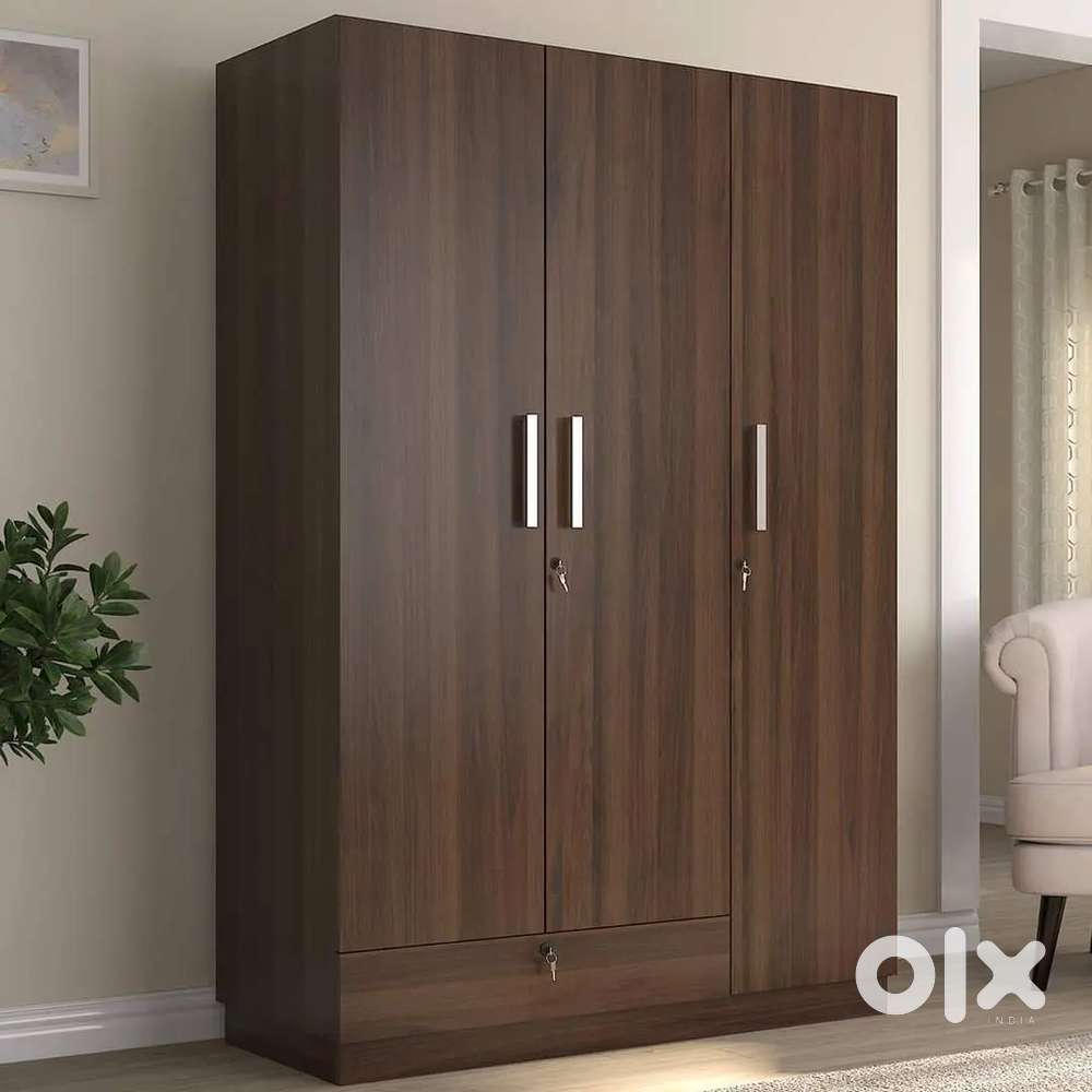 Newly Conditions 3 Door Wardrobe 6 Month Old Beds & Wardrobes