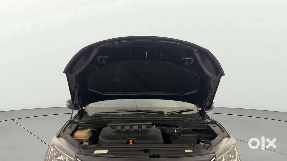 Mahindra Xuv700 2.0 Ax 7 Petrol Mt Str, 2023, Petrol