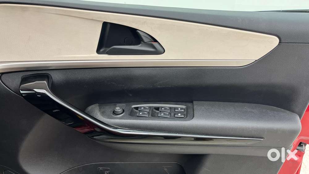 Mahindra Xuv700 2.2 Ax 5 Diesel At Str, 2022, Diesel