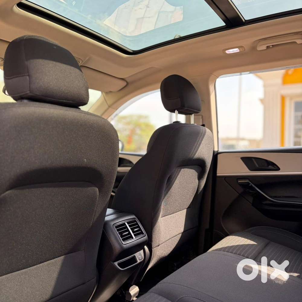 2021 Mahindra Xuv700 Ax5 Petrol Auto Sunroof Single Owner